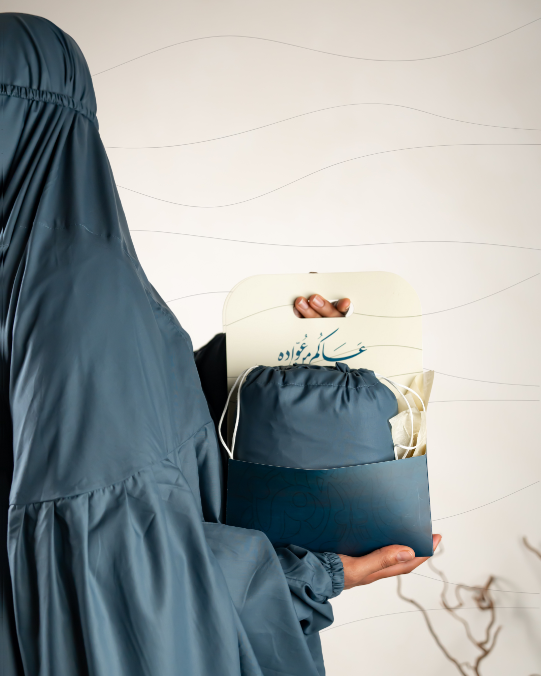 ثوب صلاة بألوان هادئة، تصميم أنيق، يجمع بين الراحة والفخامة، مثالي للصلاة في أي مكان.